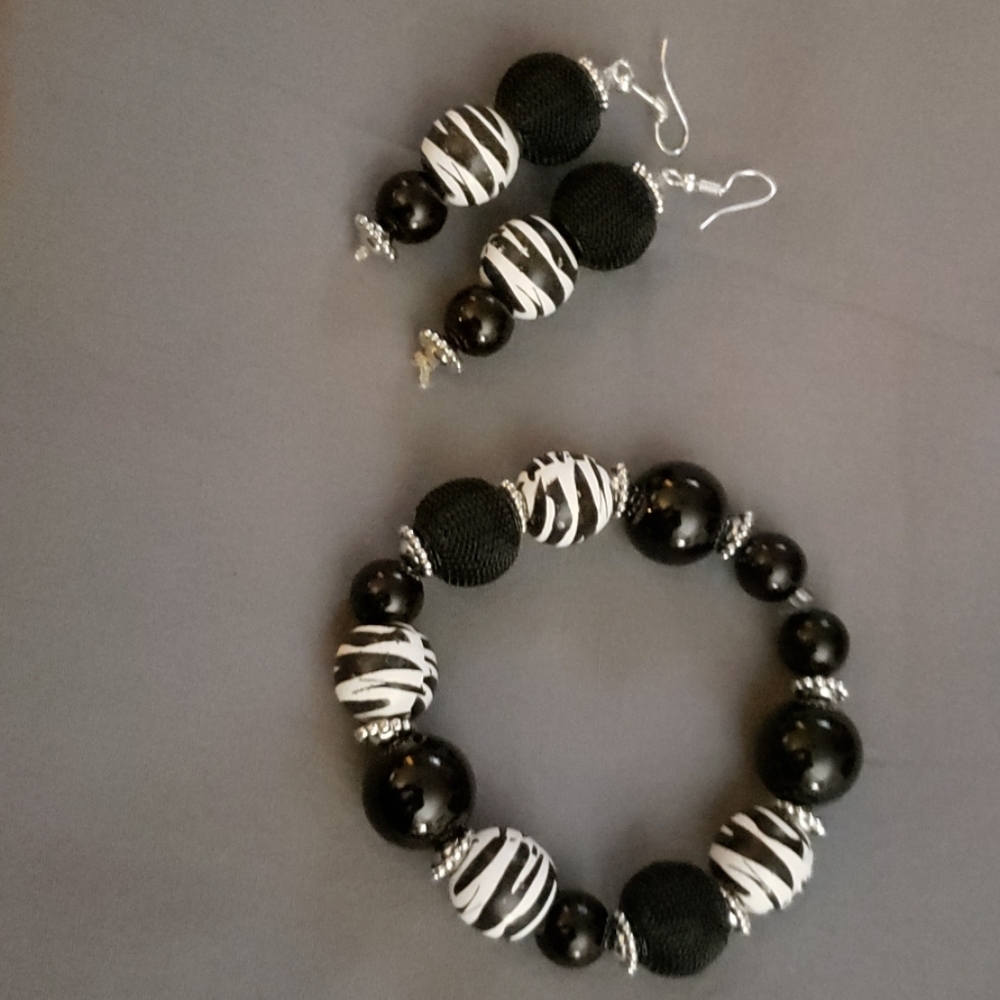 Black and White Beaded Earring set and Bracelet